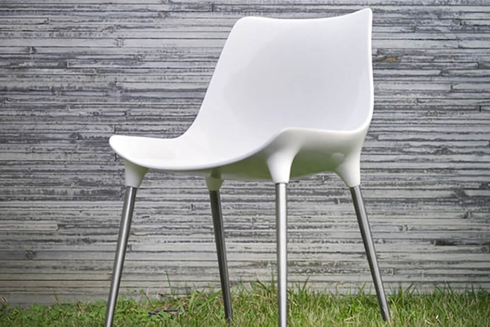 Белый пластиковый стул