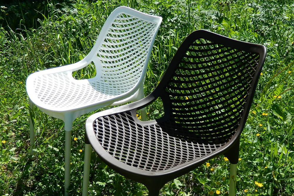 Перфорированные пластиковые стулья