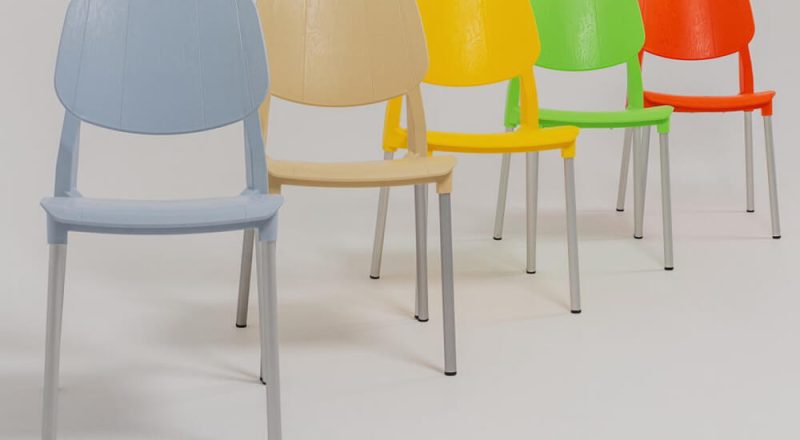 Разноцветные пластиковые стулья