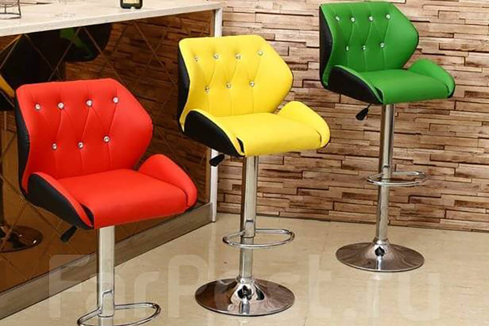 Разноцветные кресла для бара